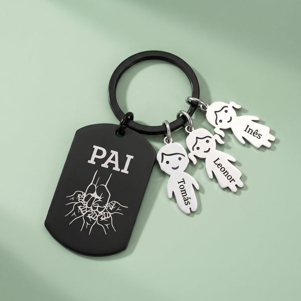 Porta-chaves do pai com placa preta e pendentes com nomes dos filhos