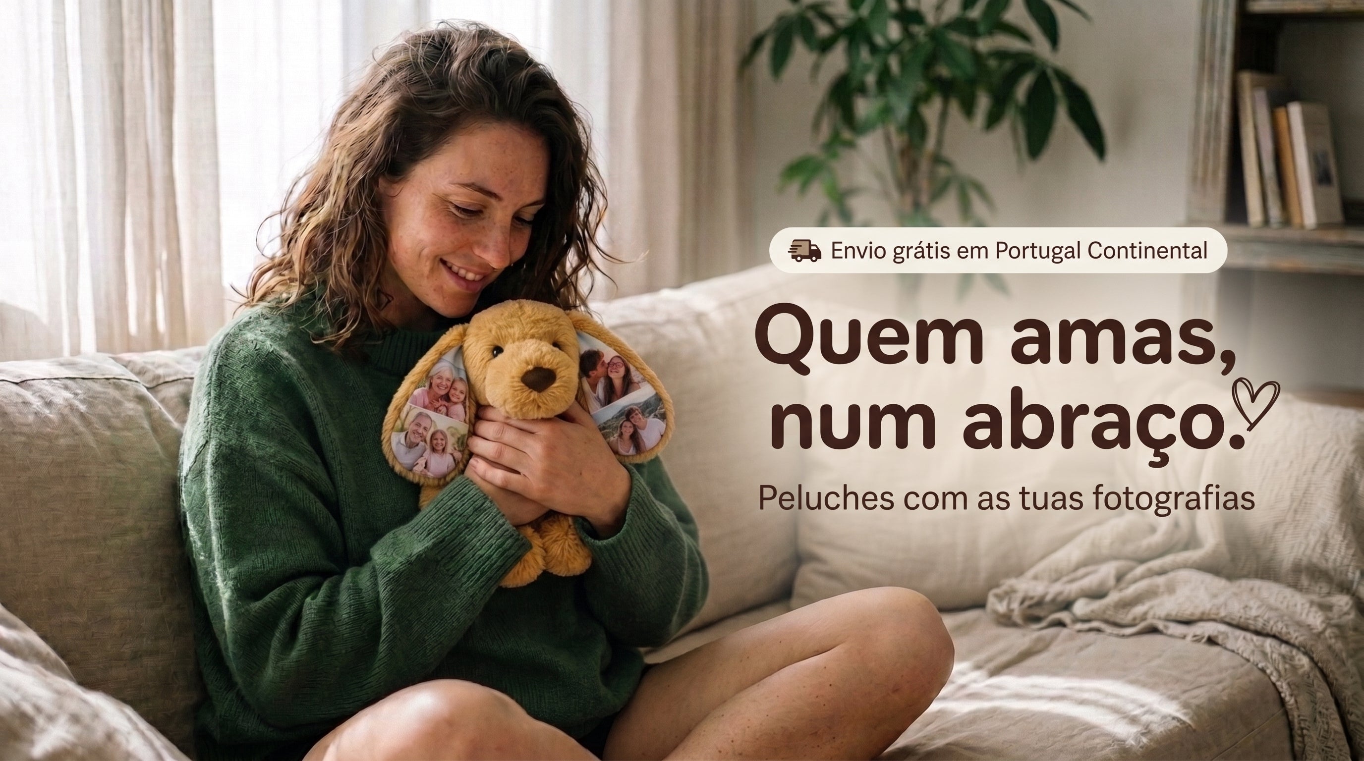 Mulher a abraçar peluche personalizado com fotografias nas orelhas